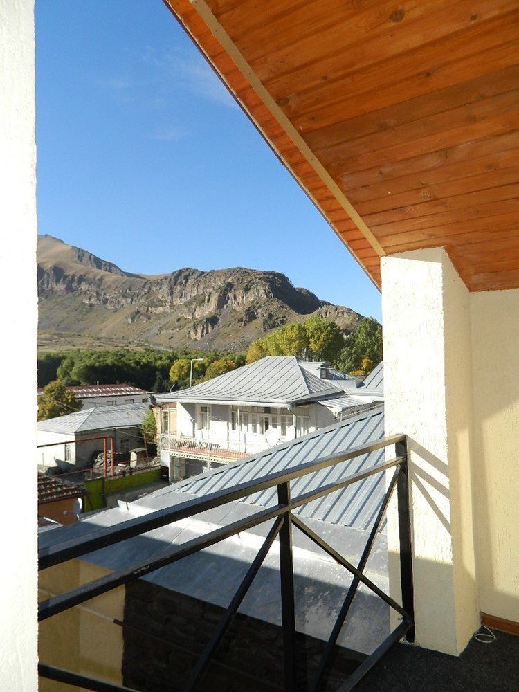 Uptown Boutique Kazbegi Stepantsminda Exterior foto